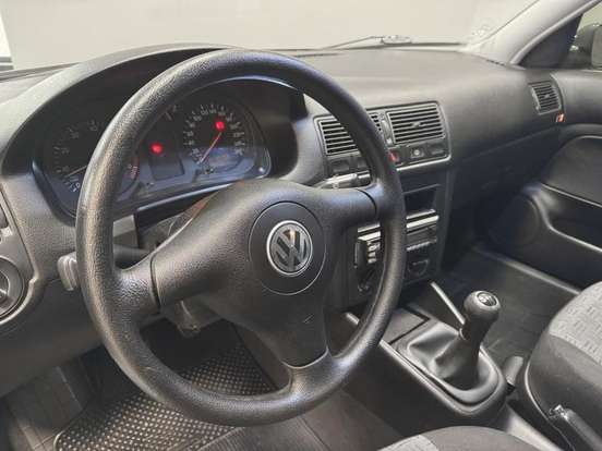 VOLKSWAGEN-GOLF-2004