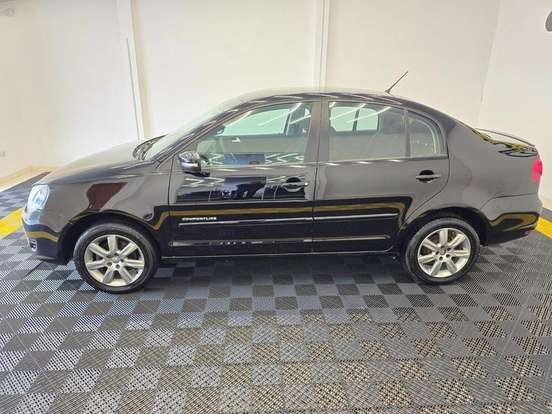 VOLKSWAGEN-POLO SEDAN-2011