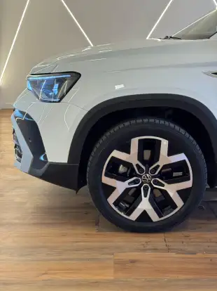 VOLKSWAGEN-TAOS-2025