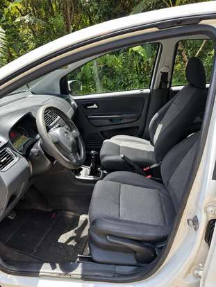 VOLKSWAGEN-FOX-2012