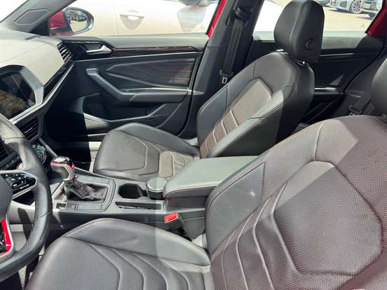 VOLKSWAGEN-JETTA-2022