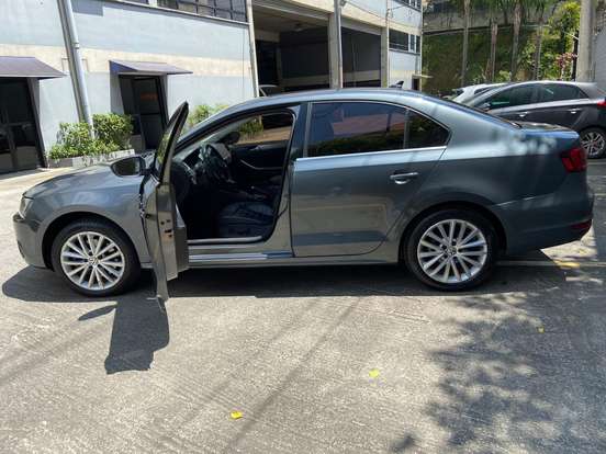 VOLKSWAGEN-JETTA-2013