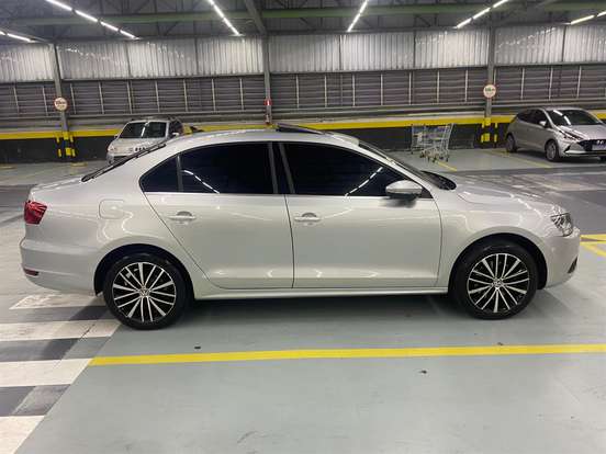 VOLKSWAGEN-JETTA-2013