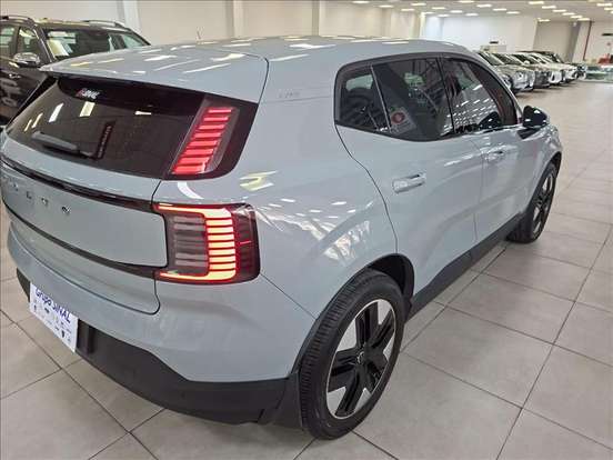 VOLVO-EX30-2024