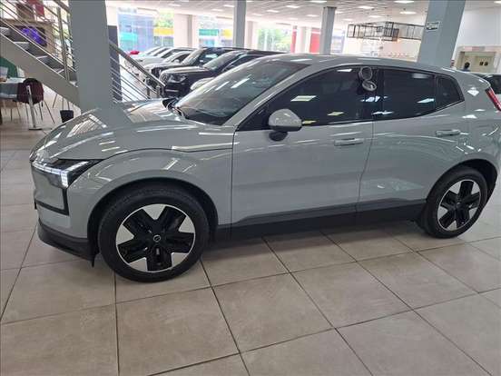 VOLVO-EX30-2024