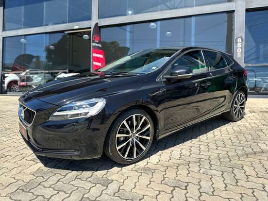 VOLVO-V40-2019