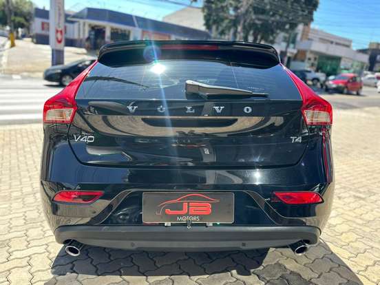 VOLVO-V40-2019