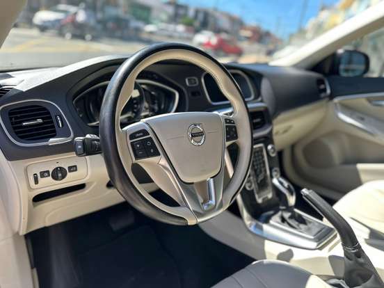 VOLVO-V40-2.0 T4 MOMENTUM GASOLINA 4P AUTOMÁTICO VOLVO-V40-2019
