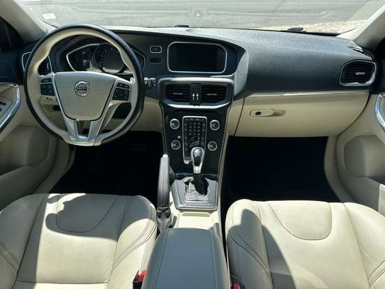 VOLVO-V40-2019