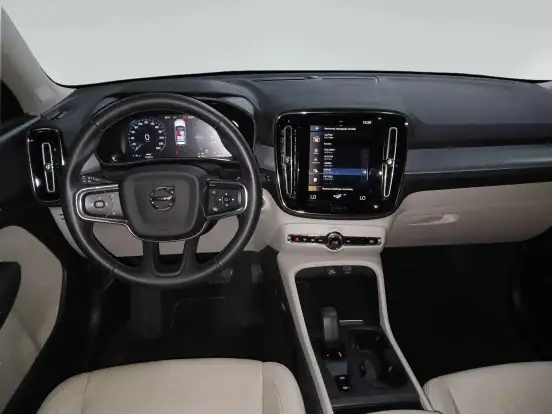 VOLVO-XC40-2021