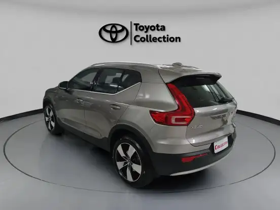 VOLVO-XC40-2021