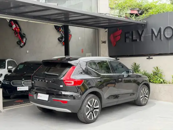 VOLVO-XC40-2021