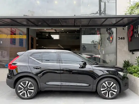 VOLVO-XC40-2021