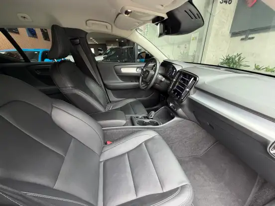 VOLVO-XC40-2021