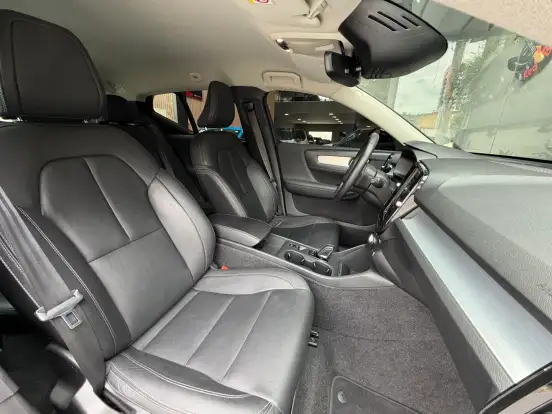 VOLVO-XC40-2021