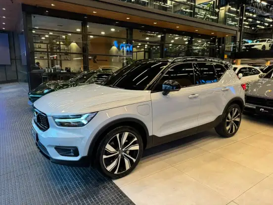 VOLVO-XC40-2021