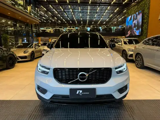 VOLVO-XC40-2021