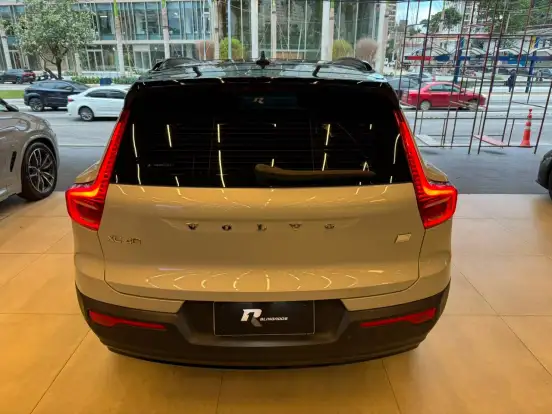VOLVO-XC40-2021