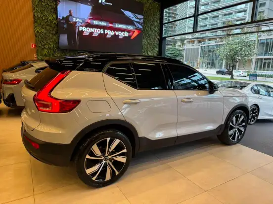 VOLVO-XC40-2021