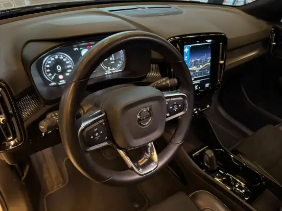 VOLVO-XC40-2021