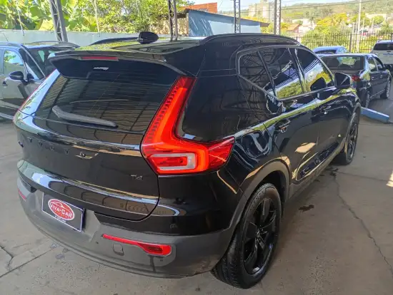 VOLVO-XC40-2019