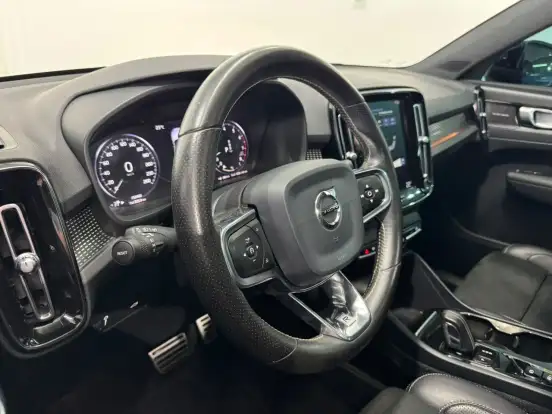 VOLVO-XC40-2019