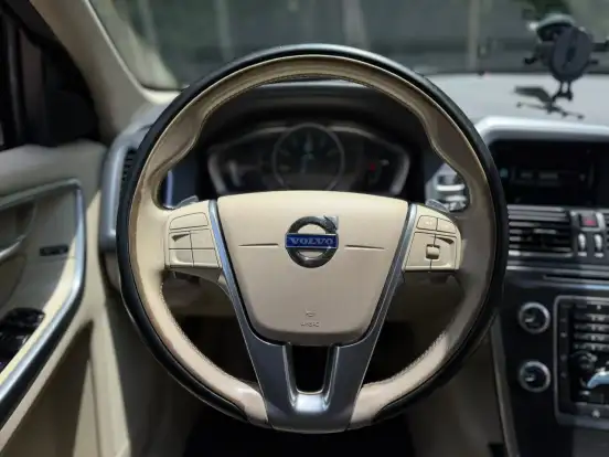 VOLVO-XC60-2015