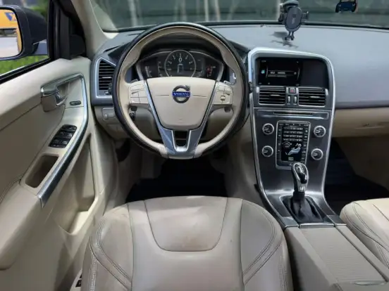VOLVO-XC60-2015
