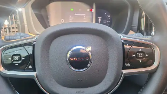VOLVO-XC60-2025