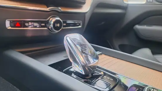 VOLVO-XC60-2025