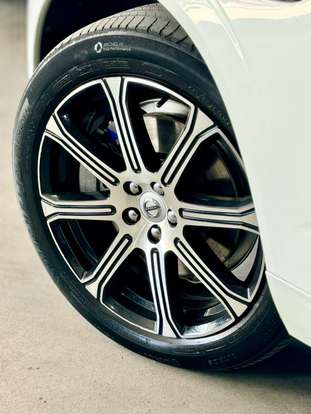 VOLVO-XC60-2021