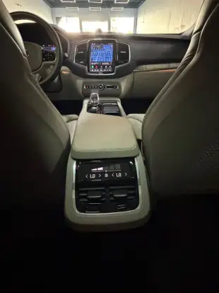 VOLVO-XC90-2023