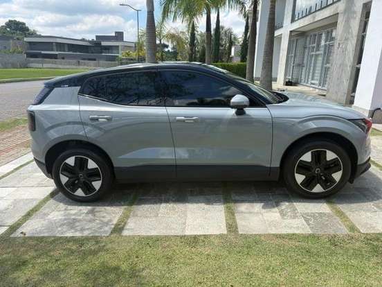 VOLVO-EX30-2024