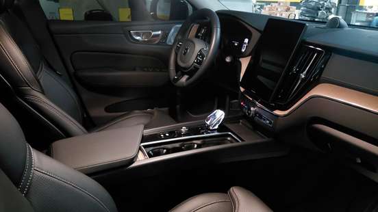 VOLVO-XC60-2025