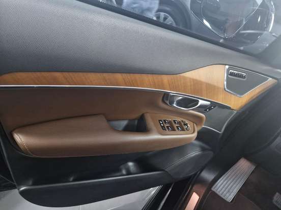 VOLVO-XC90-2021