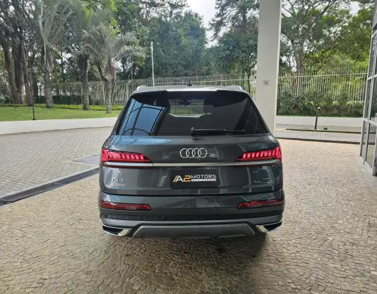 AUDI-Q7-2021