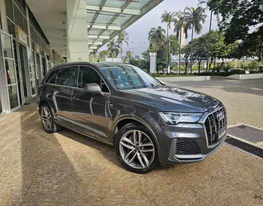 AUDI-Q7-2021