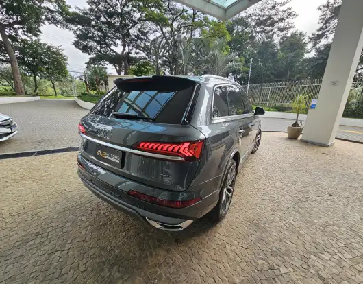 AUDI-Q7-2021