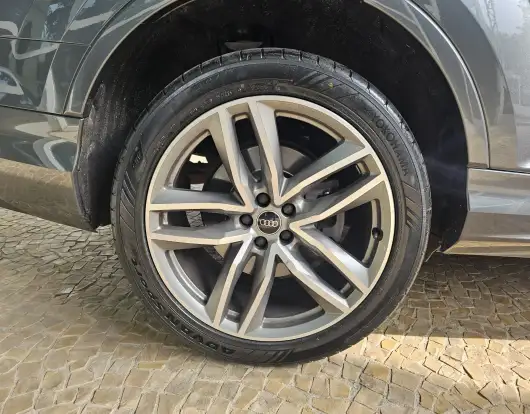 AUDI-Q7-2021