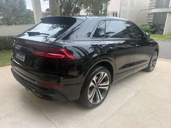 AUDI-Q8-2023