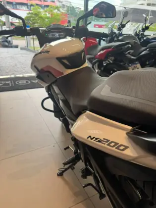 BAJAJ DOMINAR NS200 