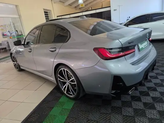 BMW-320i-2023