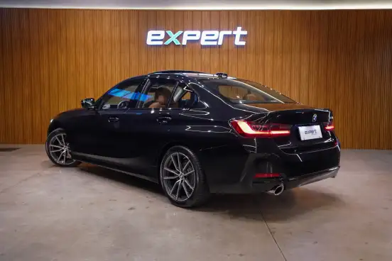 BMW-320i-2022
