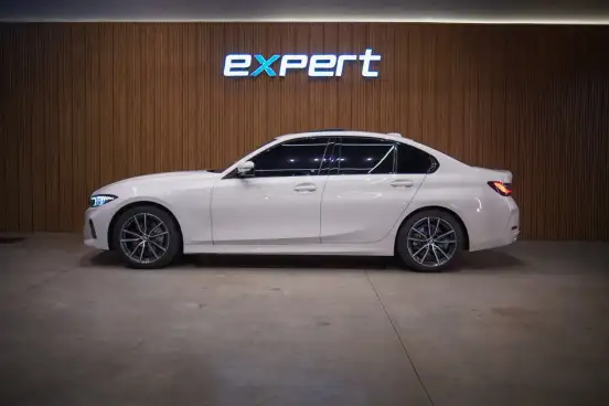 BMW-320i-2022
