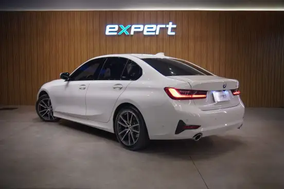 BMW-320i-2020