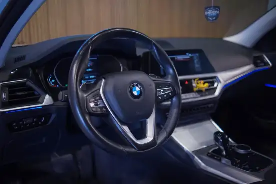 BMW-320i-2020