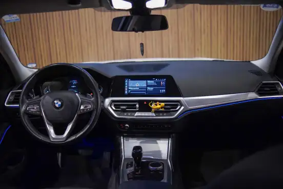 BMW-320i-2020