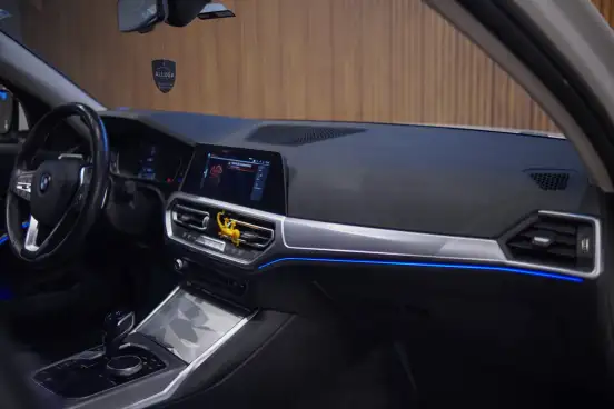 BMW-320i-2020