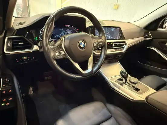 BMW-320i-2019