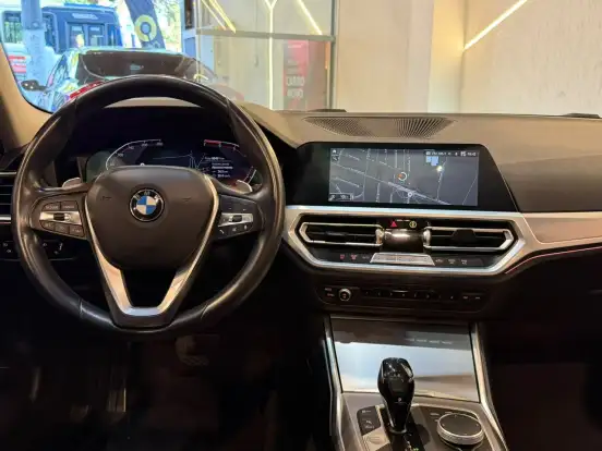 BMW-320i-2019